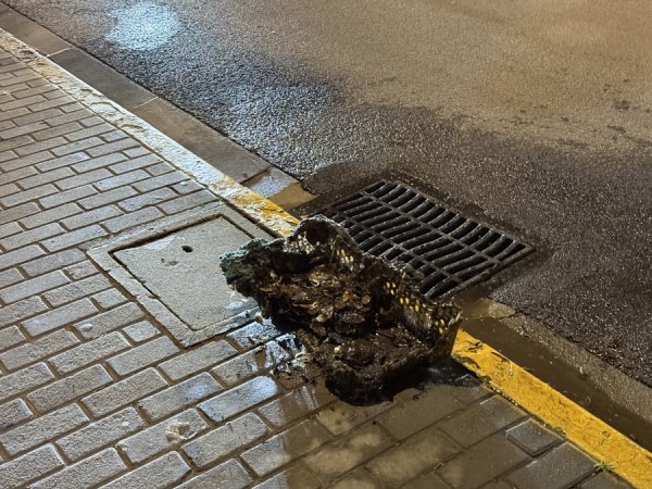 京海策略 下水道井盖下方塑料筐起火 消防部门迅速到场灭火