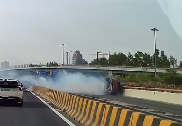 顺发配资 昨天内环：变道引发追尾，SUV侧翻滑行冒烟