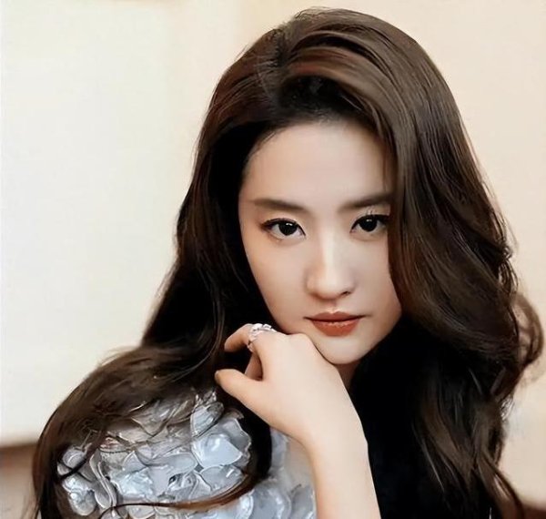 红领金服 38岁刘亦菲生日冷清，作品却火爆全国，真本事胜过颜值？