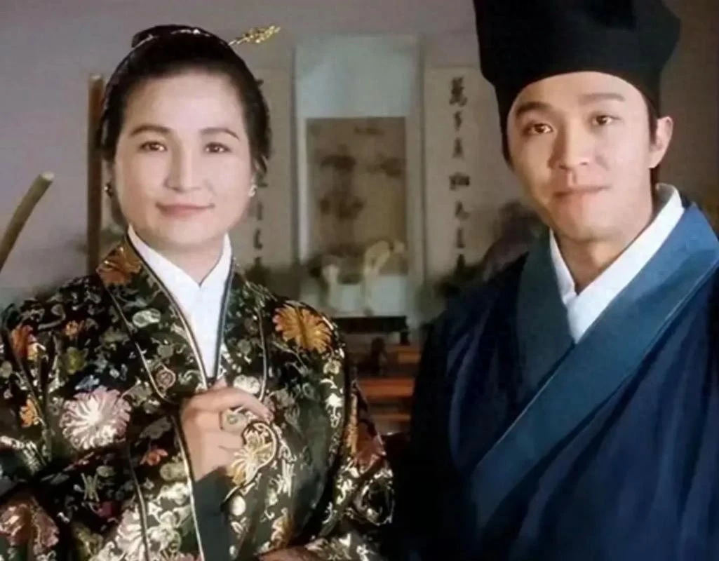 扬帆优配 悲凉！郑佩佩才去世一年，小儿子就“原形毕露”